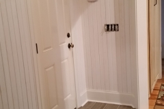 323
